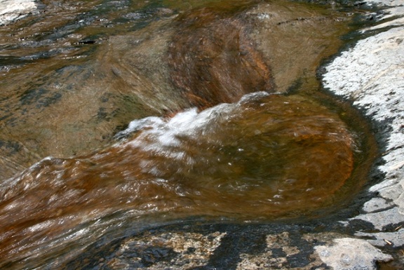 被水冲刷的小坑